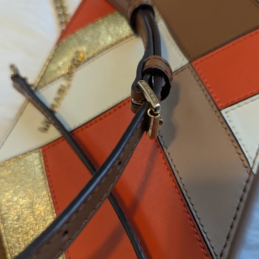 Beautiful Michael Kors crossbody purse. - Picture 13 of 16